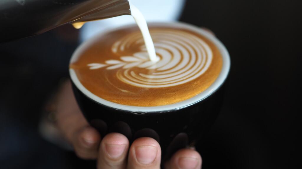 Cappuccino met gestoomde melk en latte art.
