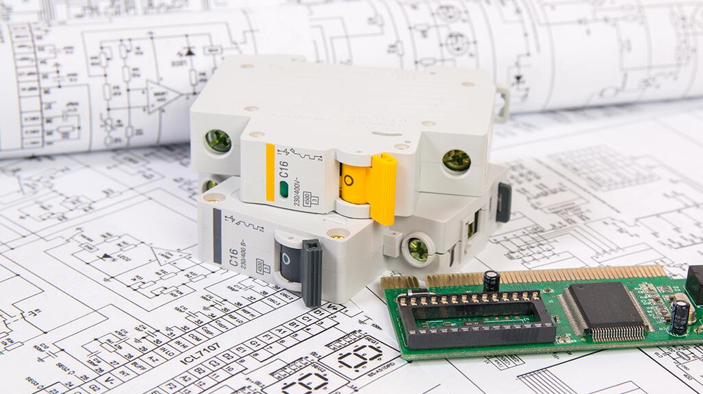 Elektrisch circuit en elektronische componenten op bouwtekeningen.