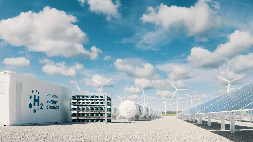 Schone energie-installatie met windturbines en zonnepanelen onder blauwe lucht.