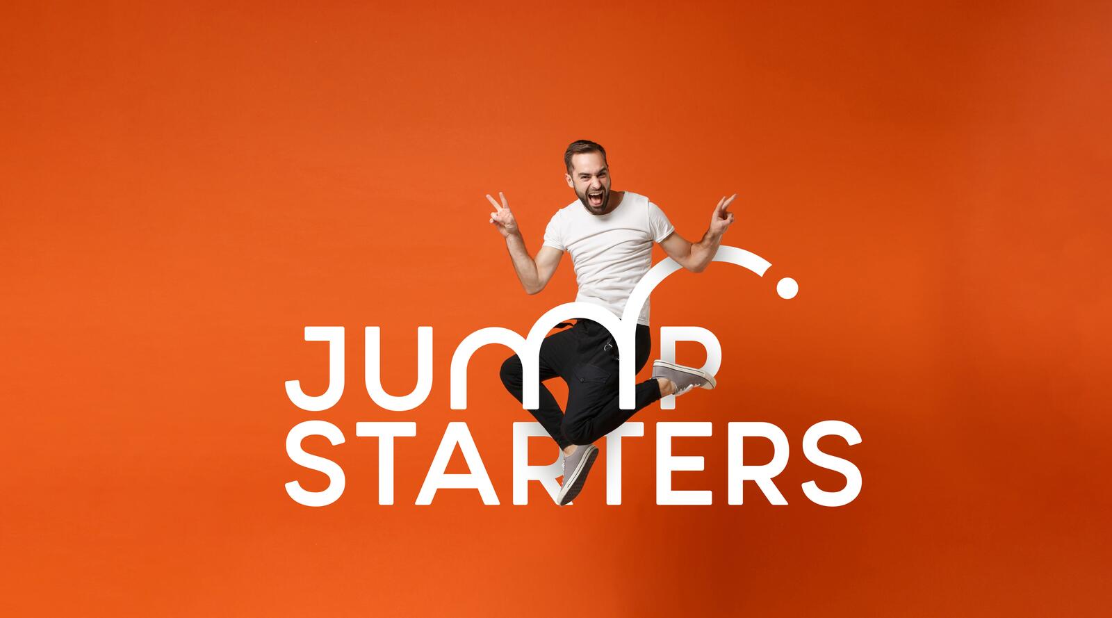 Man springt blij voor oranje achtergrond met tekst "Jumpstarters".