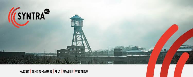 Logo van SYNTRA met achtergrond van industriële structuur in mist.