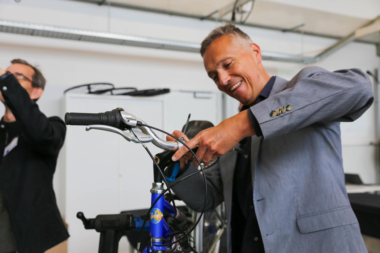 CEO Dirk Vanstipelen sleutelt aan een fiets