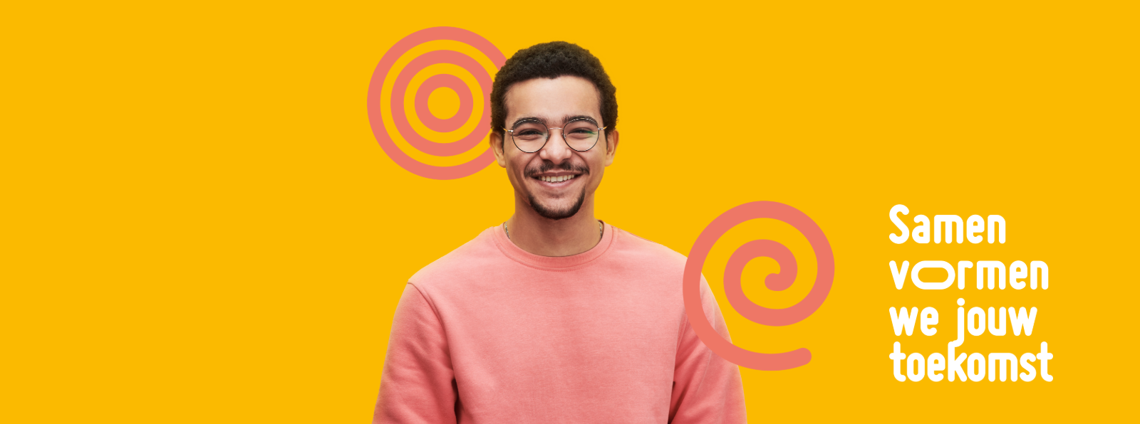 Man in roze trui lacht op een gele achtergrond met roze spiralen.