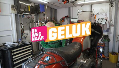 Man in garage met motorfiets, kleurrijke tekstoverlay.