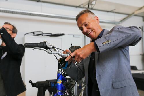 CEO Dirk Vanstipelen sleutelt aan een fiets