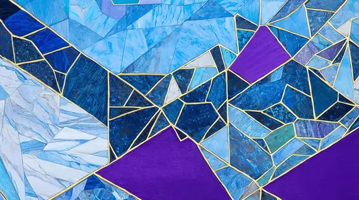 Abstracte blauw-paarse glas-in-lood compositie met geometrische vormen.