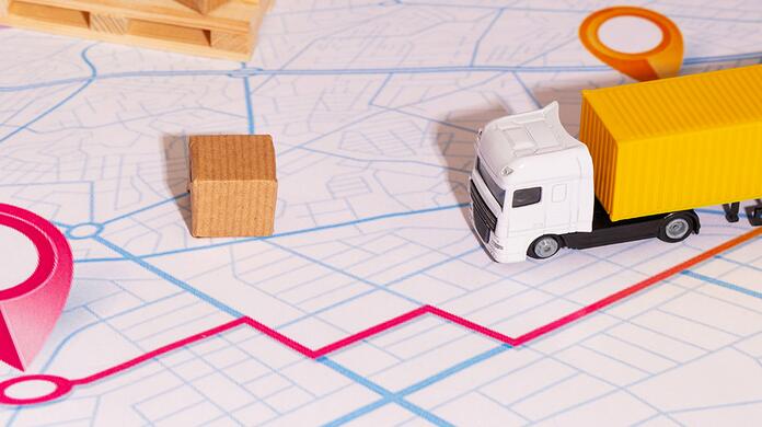 Vrachtwagen en doos op plattegrond met rode route.