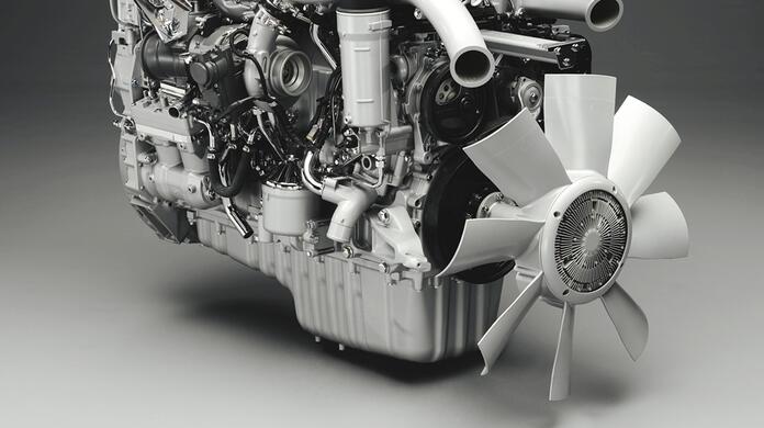 Motorblok met grote ventilator op neutrale achtergrond.