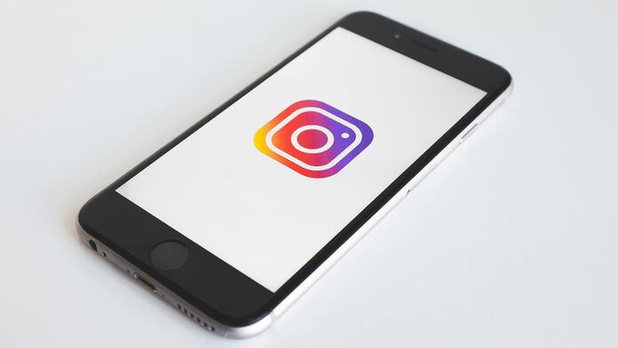 Smartphone met Instagram-logo op het scherm.
