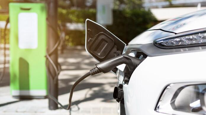 Elektrische auto aan het opladen bij een oplaadpunt in de buitenlucht.