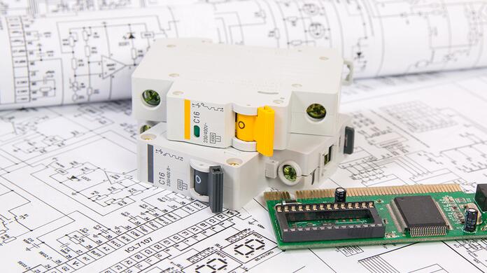 Elektrisch circuit en elektronische componenten op bouwtekeningen.