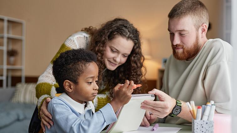Ouder en kind kijken samen naar een tablet in een woonkamer.