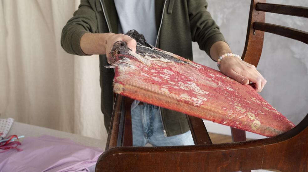 Persoon bekleed stoel met rood patroonstof.